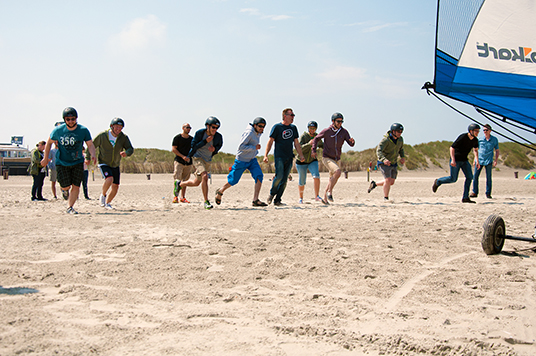 Strandsegel Regatta Start, die Teilnehmer rennen zu ihren Seglern!